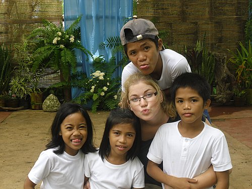 Menschen lächeln in die Kamera beim FSJ auf den Philippinen