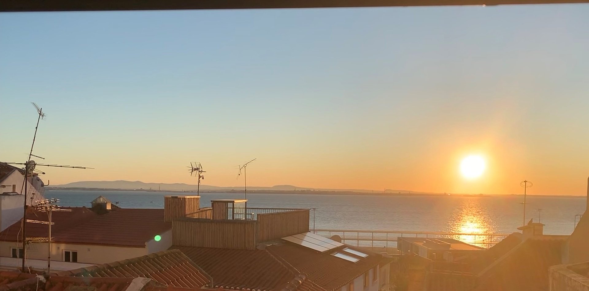 Blick auf Häuserdächer und Meer aus der Küche einer Einsatzstelle beim FSJ in Portugal