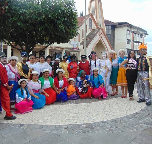 Verkleidete Menschengruppe auf Festival beim FSJ in Ecuador
