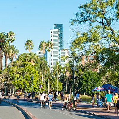 Straße, Bäume und Hochhäuser von Buenosaires beim FSJ Argentinien