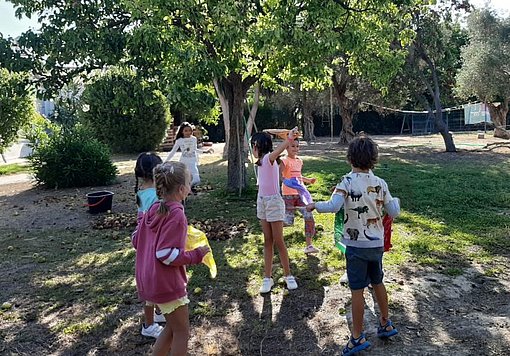 Kinder spielen im Kindergarten beim FSJ in Spanien
