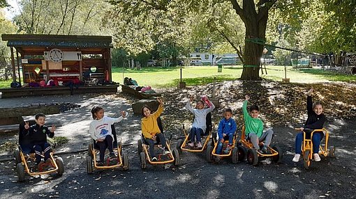 Kinder fahren Go-Karts beim FSJ in Dortmund