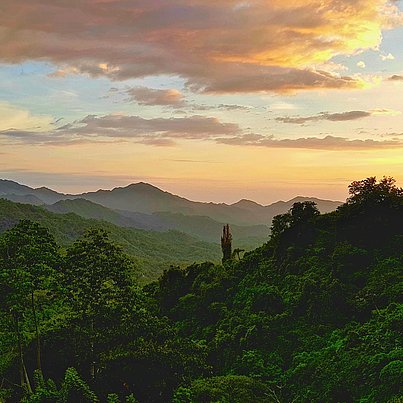 Sonnenuntergang über Bergen beim FSJ in Kolumbien