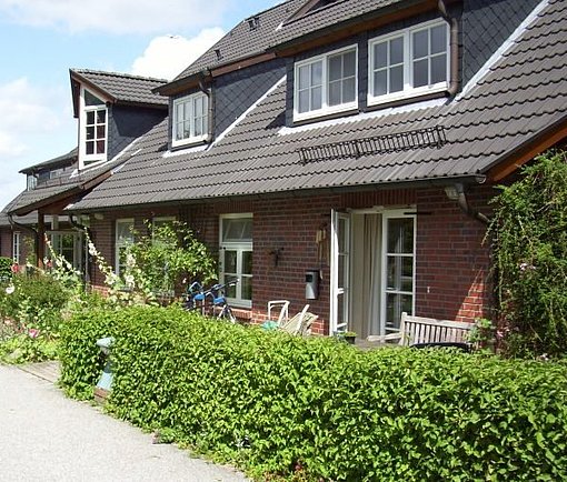 Schönes Haus mit Hecke und Blumen beim FSJ in Hamburg