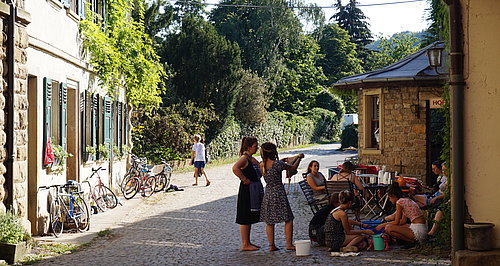 Zwei Mädchen stehen barfuß in einer kleinen Straße bei ihrem FSJ