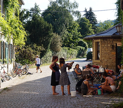 Zwei Mädchen stehen barfuß in einer kleinen Straße bei ihrem FSJ