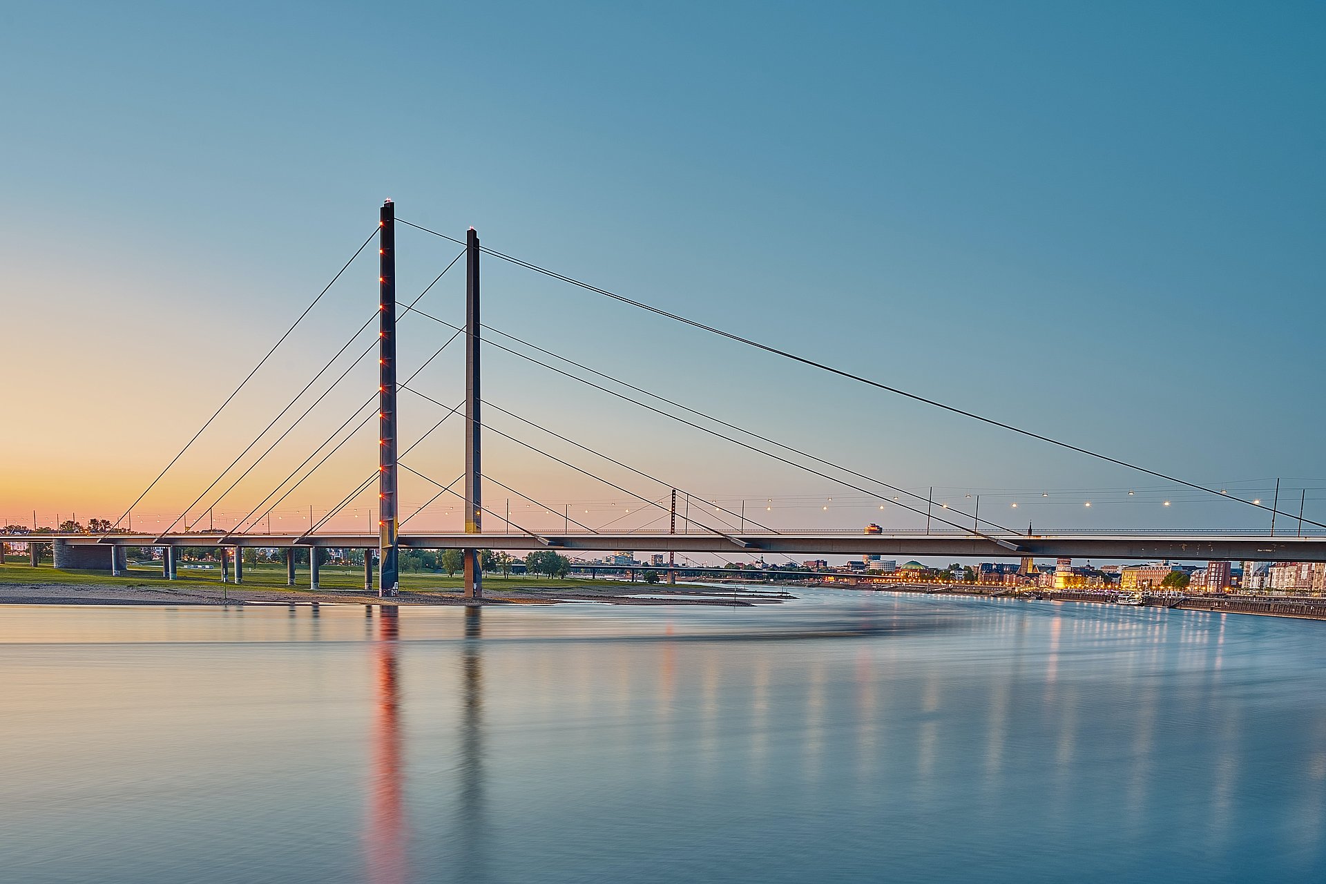 Brücke, Vögel und Sonnenuntergang beim FSJ in Düsseldorf