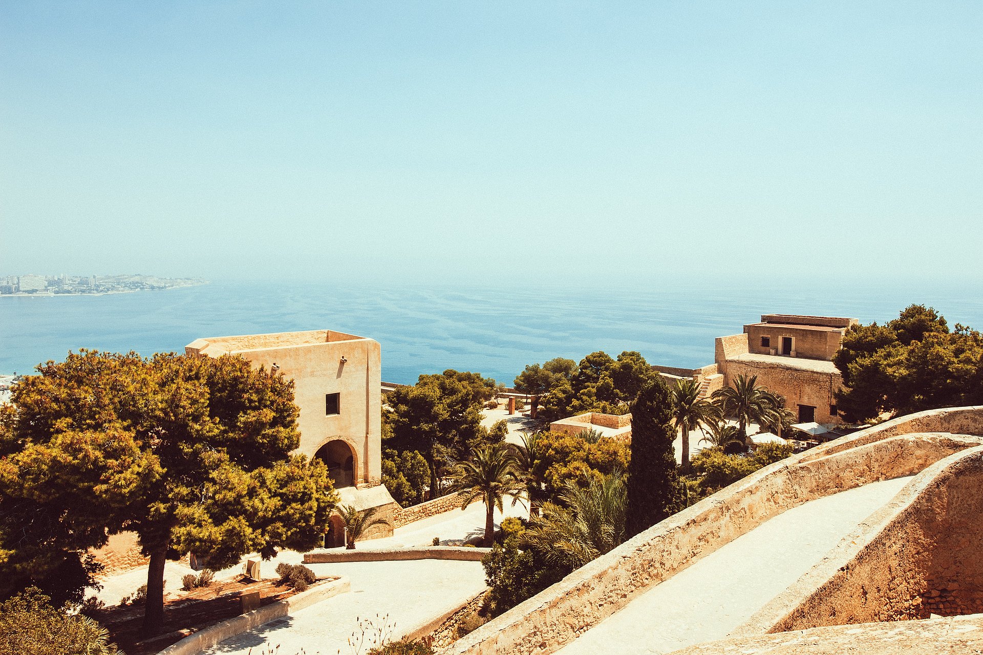 Kleines Dorf am Hafen beim FSJ in Spanien