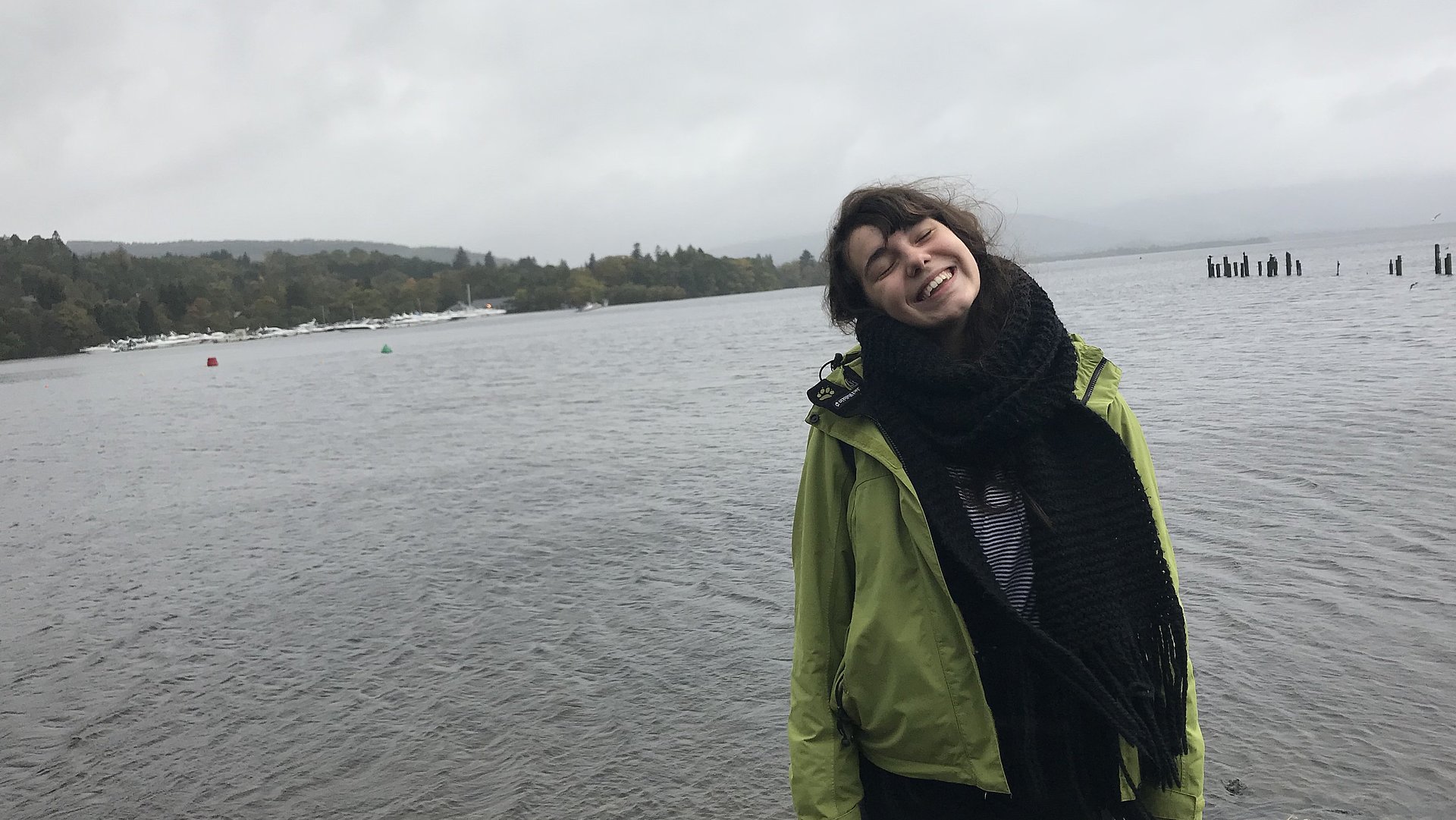 Mädchen vor einem See beim FSJ in Schottland