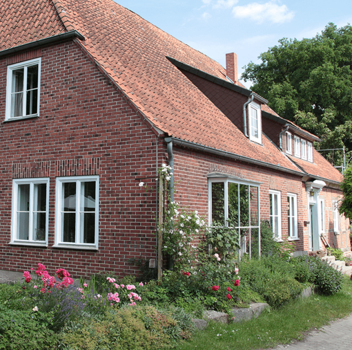 Backsteinhaus mit Rosen beim FSJ in Niedersachsen