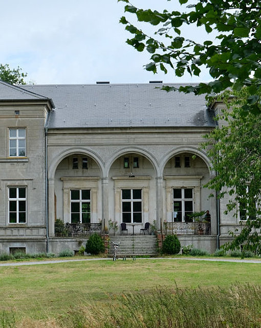 Graues Gebäude und Wiese beim FSJ in Brandenburg