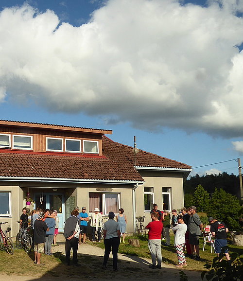 Menschengruppe trifft sich vor einem Haus beim FSJ in Bayern