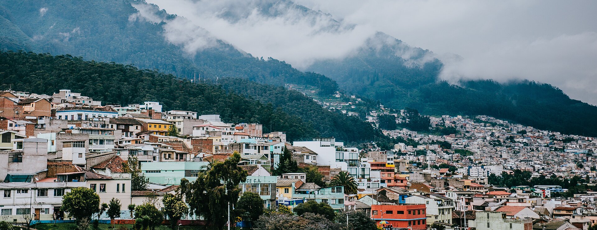 Stadt beim FSJ in Ecuador mit Bergen und Nebelschwaden