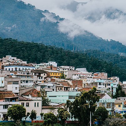 Stadt beim FSJ in Ecuador mit Bergen und Nebelschwaden