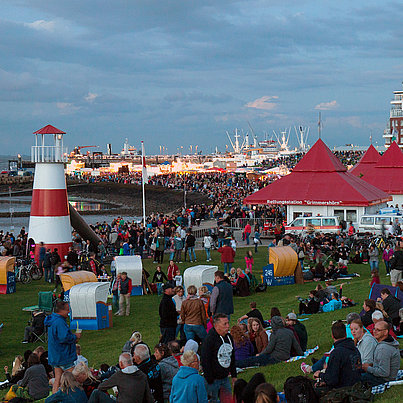 Feier am Meer mit Leuchtturm beim FSJ in Cuxhafen