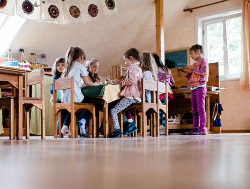 Kinder basteln beim FSJ in Bayern