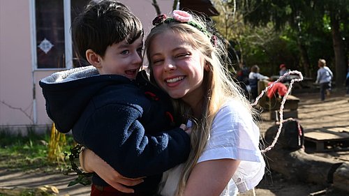 Freiwillige mit Kind auf dem Arm im FSJ Kindergarten