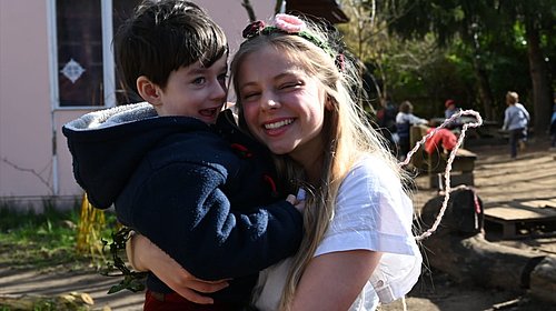 Freiwillige mit Kind auf dem Arm im FSJ Kindergarten
