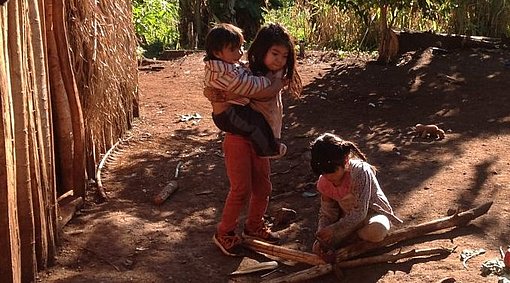 Kinder spielen draußen beim FSJ in Argentinien