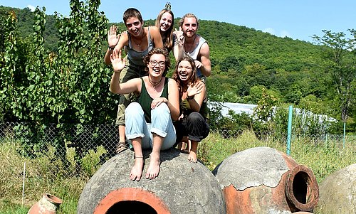 Riesige Steinvasen beim FSJ 