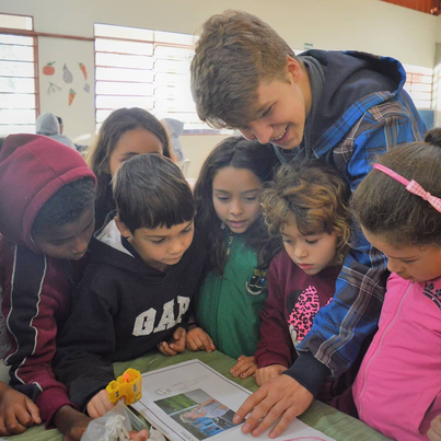 Freiwilliger mit Kindern im FSJ Kindergarten