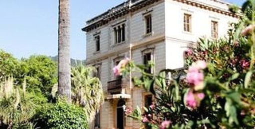 Weißes Haus und Blumen beim FSJ in Italien