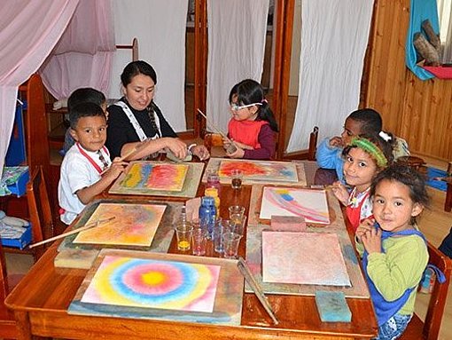 Kinder malen beim FSJ in Kolumbien