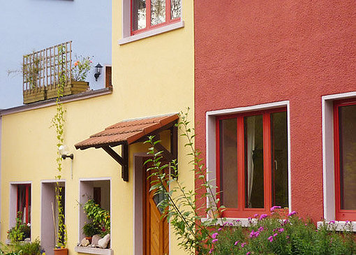 Bunte Häuser der Thalmühle beim FSJ im Saarland