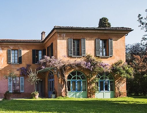 Orangene Schule beim FSJ in Italien