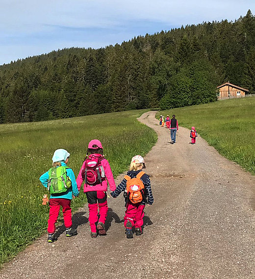 Kinder gehen Spazieren beim FSJ Kindergarten