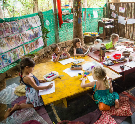 Kinder basteln beim FSJ Indien.