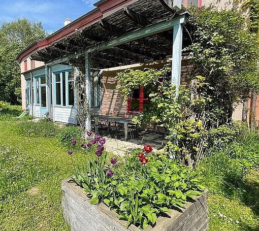 Häuserfassade und Terasse im Frühling beim FSJ in Östereich