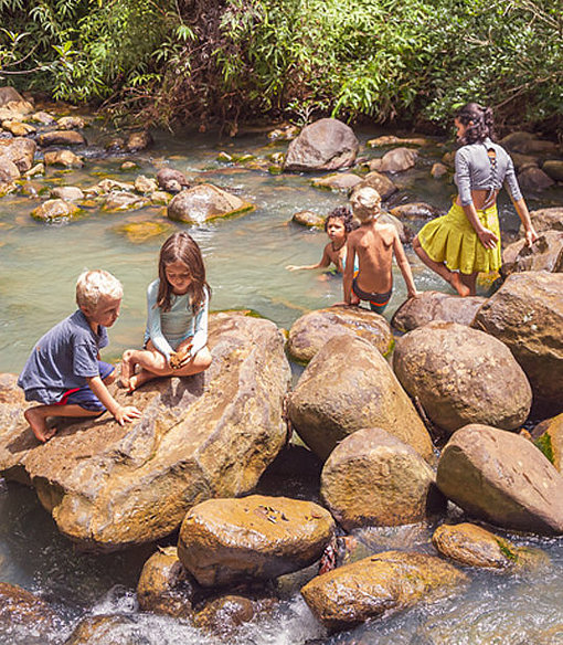 Kinder beim Spielen im Bach beim FSJ in Costa Rica