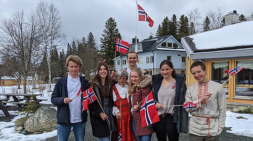 Menschengruppe mit Flagge beim FSJ in Norwegen
