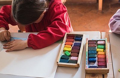 Malen mit Wachsmalstiften beim FSJ Schule