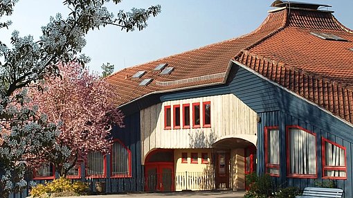 Blumen und blau, weißes Gebäude beim FSJ in Fulda