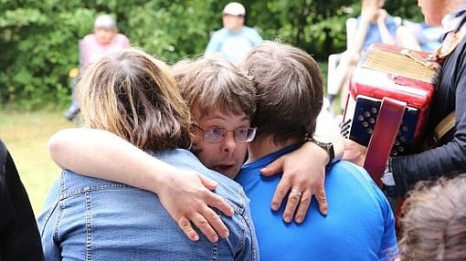 Umarmungen beim FSJ Sozialtherapie