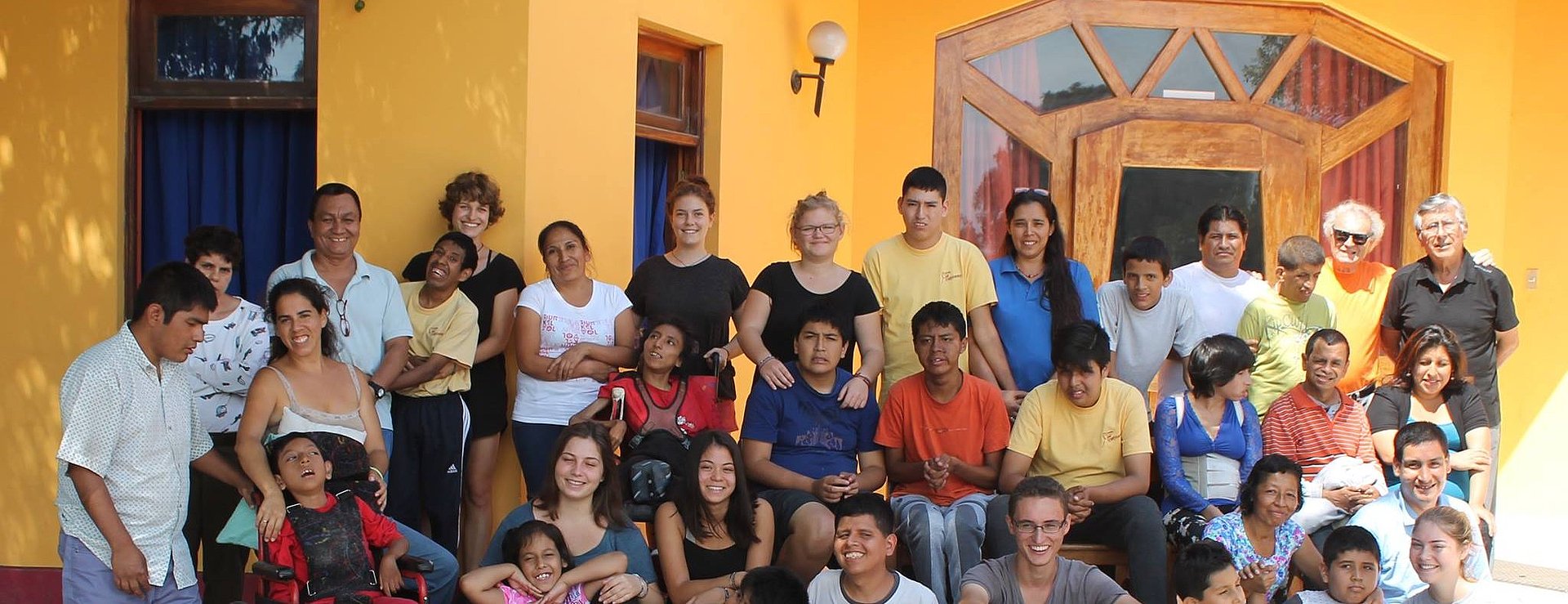 Gruppenfoto vor einem gelben Haus beim FSJ in Peru