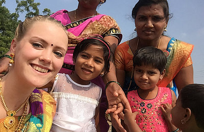 Gruppenbild beim FSJ in der Heilpädagogik in Indien