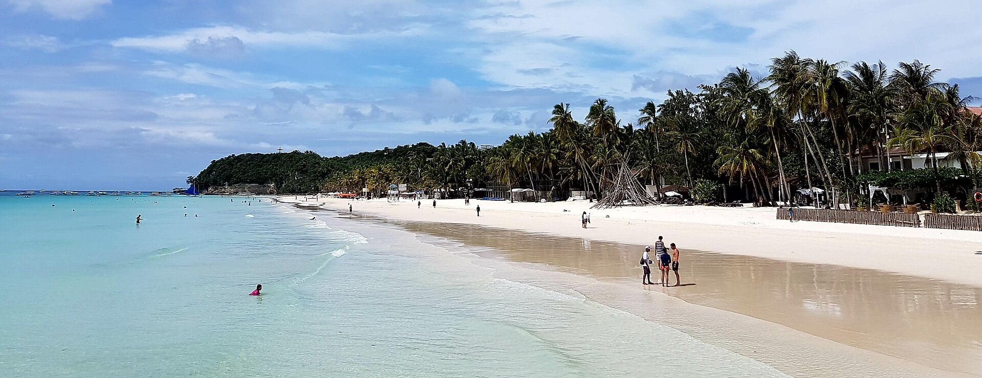 Weißer Strand mit Palmen beim FSJ auf den Philippinen.