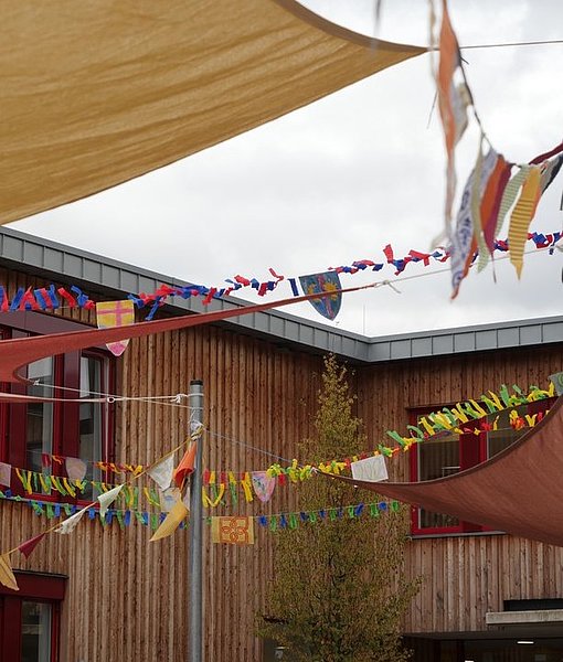 Schule mit bunten Girlanden  beim FSJ in Köln