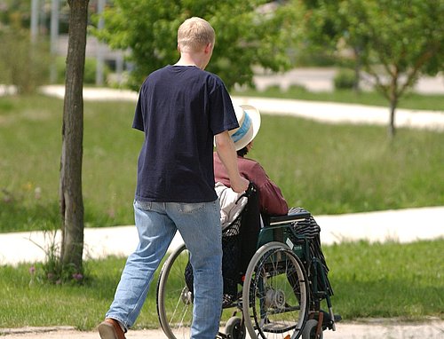 Spaziergang im Rollstuhl im FSJ Altenpflege.