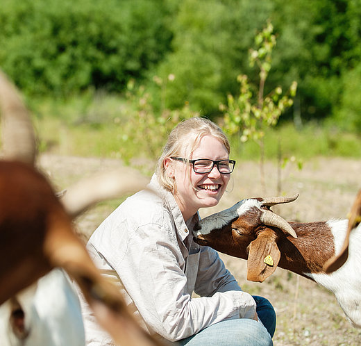 Frau mit Ziege im FÖJ Ökologie