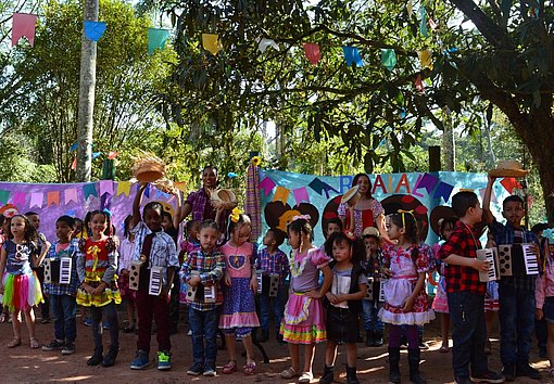 Kinder in kostümen beim FSJ in Brasilien
