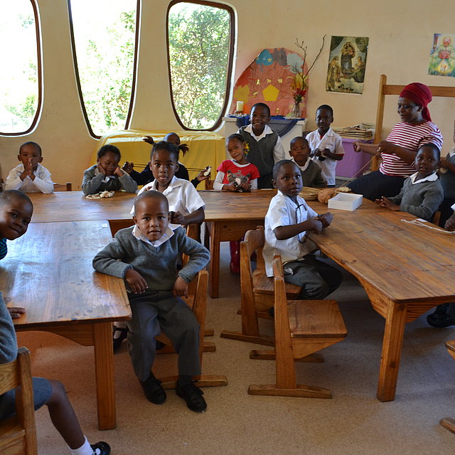 Kinder im Klassenzimmer im FSJ Schule