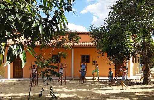 Kinder laufen auf Stelzen beim FSJ in Brasilien