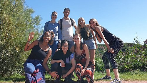 Gruppe von Jugendlichen bei ihrem FSJ
