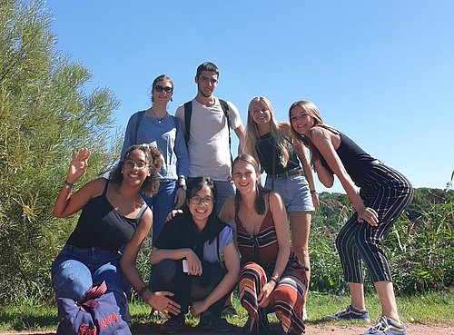 Gruppe von Jugendlichen bei ihrem FSJ