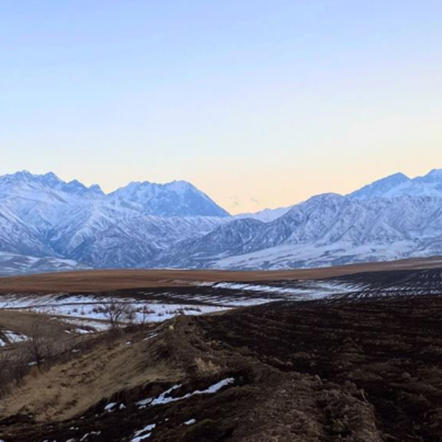 Berge, Felder und Sonnenaufgang beim FSJ in Kirgisistan