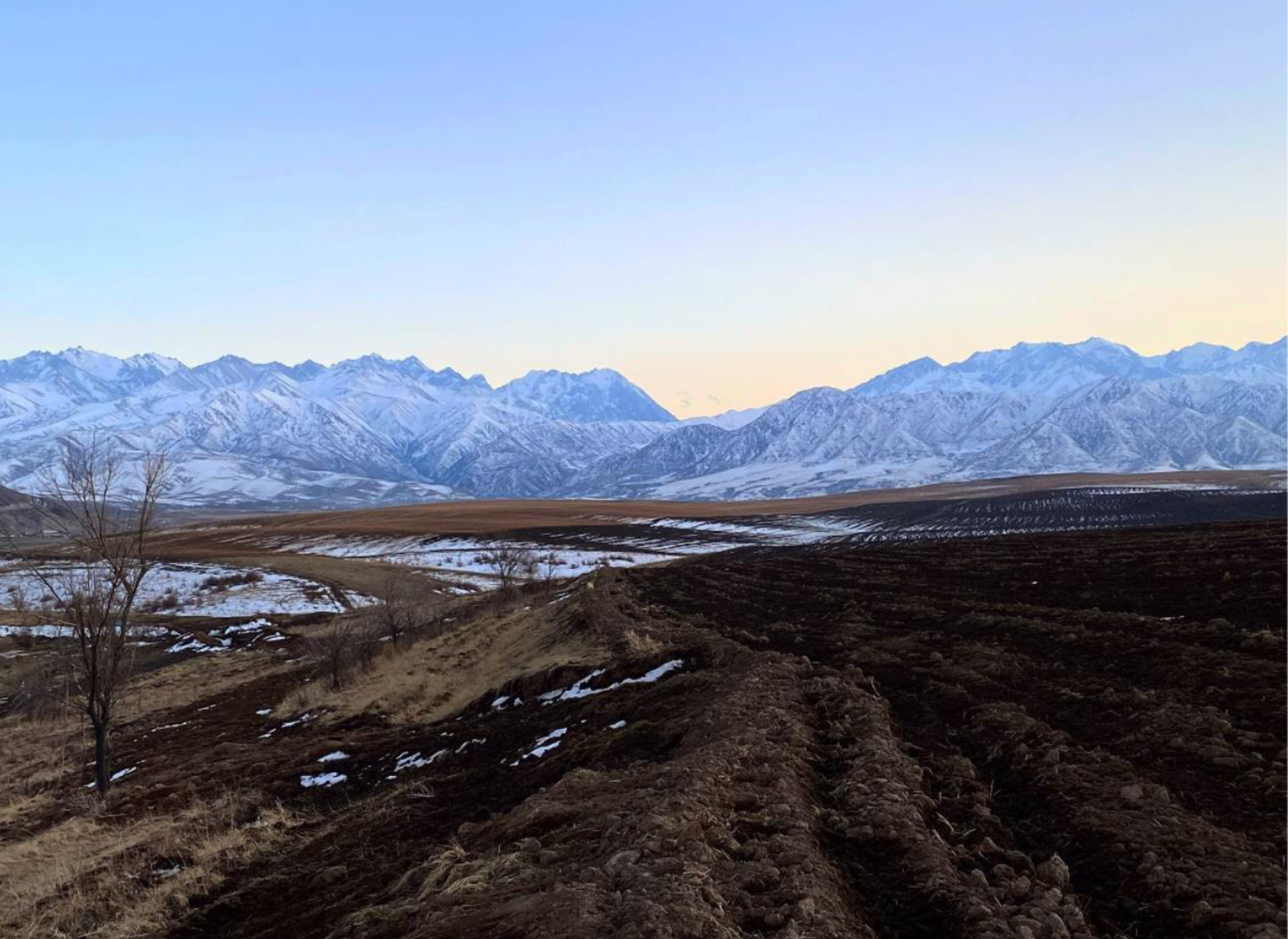 Berge, Felder und Sonnenaufgang beim FSJ in Kirgisistan
